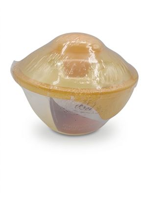 un récipient en plastique muni d'un couvercle posé sur une surface blanche