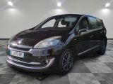 la photo d'une petite voiture noire garée dans un garage