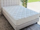 un lit sur lequel est posé un matelas dans une pièce