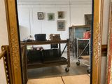 un miroir posé sur le sol d'une pièce