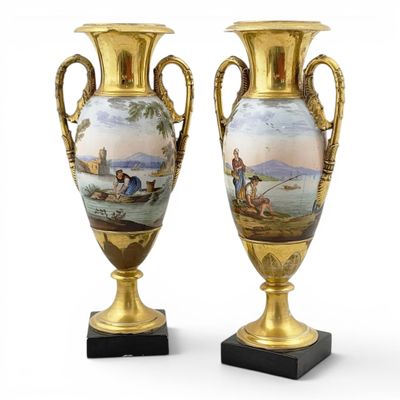 paire de vases anciens ornés de scènes peintes à la main