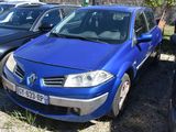 une voiture bleue garée à côté d'autres voitures sur un parking