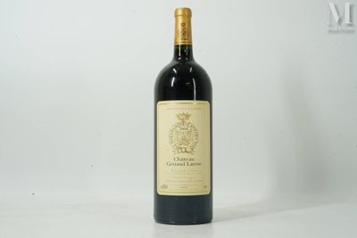 une bouteille de vin posée sur une table