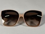 gros plan d'une paire de lunettes de soleil sur une surface blanche