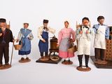 sept figurines représentant des personnes vêtues de tenues différentes