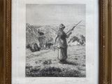 une vieille photo représentant un homme armé dans un champ