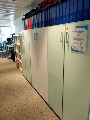 de nombreux dossiers et classeurs accrochés au mur dans ce bureau