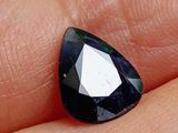un gros plan sur la main d'une personne tenant un diamant noir et blanc