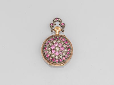 un gros plan d'une montre de poche sertie de diamants roses et blancs