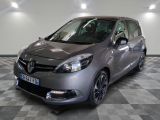 la voiture grise est garée dans le garage sur le sol en damier