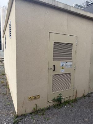 un petit bâtiment dont la porte se trouve sur le côté