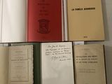 plusieurs livres sont empilés sur une table