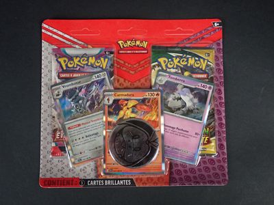 un gros plan sur un paquet de cartes Pokémon posé sur une table