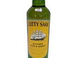 une bouteille de whisky posée sur une table blanche