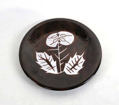 une assiette marron et blanche ornée d'une fleur