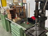 une machine posée sur une table dans une pièce