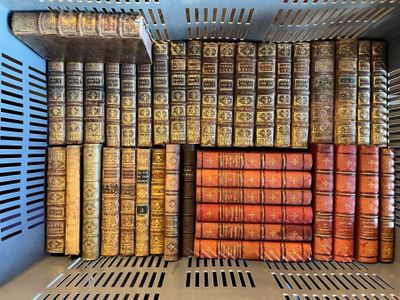 de nombreux vieux livres empilés les uns sur les autres sur une étagère
