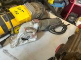 une photo d'un établi sur lequel sont posés des outils