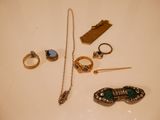 beaucoup de bijoux posés ensemble sur une table