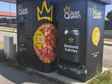 une boîte noire ornée d'une couronne, posée dans un parking