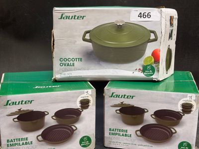 trois boîtes contenant des ustensiles de cuisine verts et marron, empilées les unes sur les autres