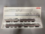 un train miniature dans une boîte posée sur une table