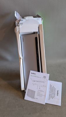 une boîte avec un téléphone à l'intérieur sur une table