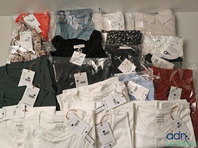 un grand nombre de t-shirts posés sur une table