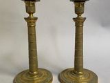 paire de chandeliers anciens en laiton sur fond blanc