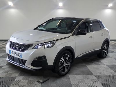 la voiture blanche est garée dans le garage sur le sol en damier