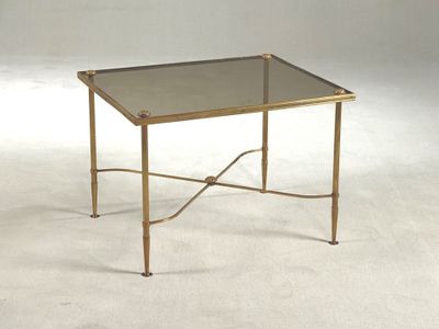 une table en verre avec un cadre en métal et un plateau en verre