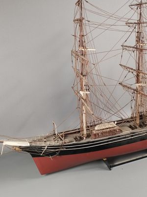 une maquette de bateau exposée sur une table