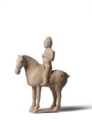 une statue représentant un homme à cheval sur fond blanc
