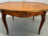 une table sur laquelle est posé un plateau en bois