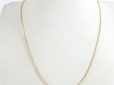 un collier à chaîne en or sur un mannequin mannequin mannequin mannequin mannequin mannequin mannequin mannequin mannequin mannequin