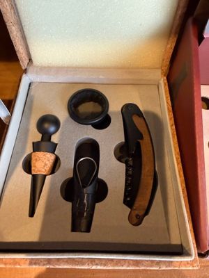 une boîte contenant tout un tas d'objets différents