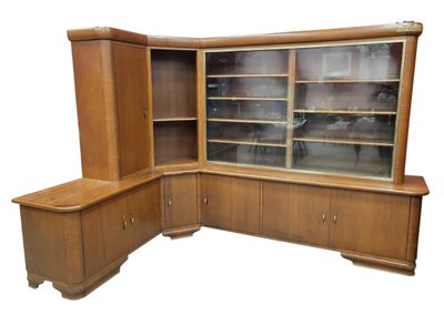 une photo d'une bibliothèque d'angle à portes vitrées
