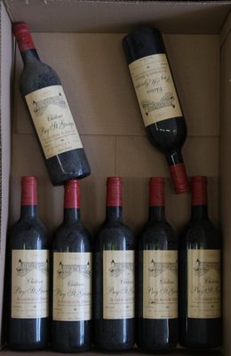 plusieurs bouteilles de vin dans une boîte en carton munie d'une poignée rouge