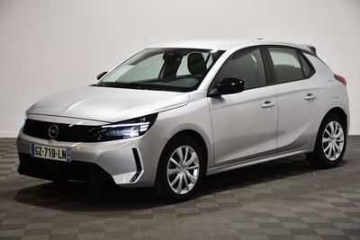 la voiture blanche est garée sur le sol à carreaux d'une pièce
