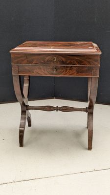 une vieille table en bois surmontée d'un tiroir