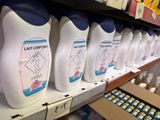 plusieurs flacons de lotion sur une étagère dans un magasin