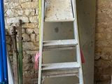 une échelle adossée au mur d'une pièce