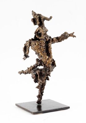 sculpture en bronze représentant un homme, posée sur un socle en bois, avec un fond blanc