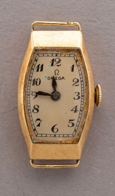 une image représentant une montre-bracelet en or avec des chiffres romains