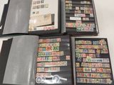 beaucoup de timbres dans une chemise sur la table
