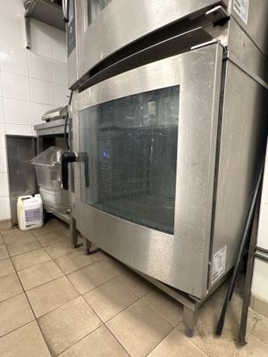 four en acier inoxydable avec porte vitrée dans une cuisine professionnelle dotée d'un sol carrelé