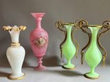 trois vases posés l'un à côté de l'autre sur une table