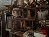 un gros tas de meubles dans une pièce aux murs en briques
