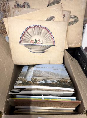 une boîte pleine de livres posée sur le sol