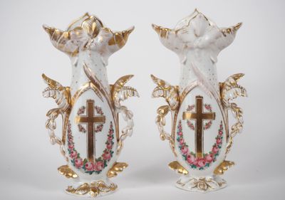 Paire de vases d'église Napoléon III en porcelaine de Paris,…
